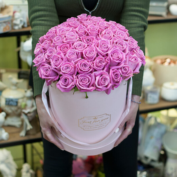 Шляпная коробка с розами (45), артикул F1110713 - 18000 рублей, доставка по городу. Flawery - доставка цветов