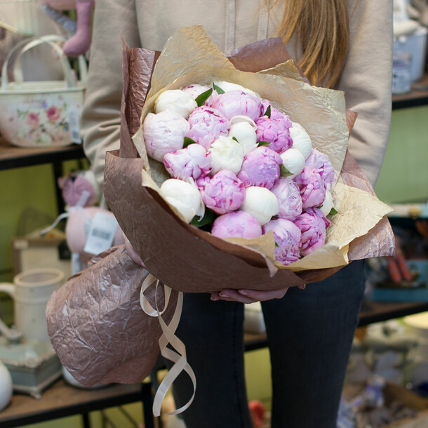 Букет из пионов "май", артикул F1110724 - 32000 рублей, доставка по городу. Flawery - доставка цветов