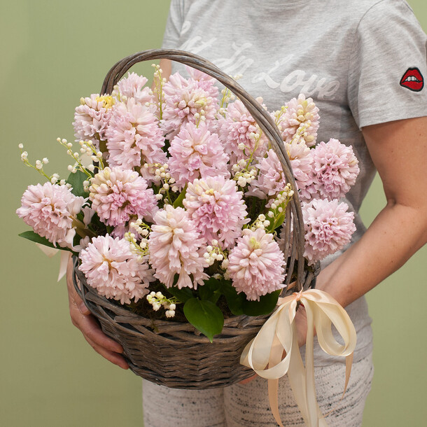 Корзина из гиацинтов и ландышей "весенний diamond", артикул F1172759 - 35000 рублей, доставка по городу. Flawery - доставка цветов