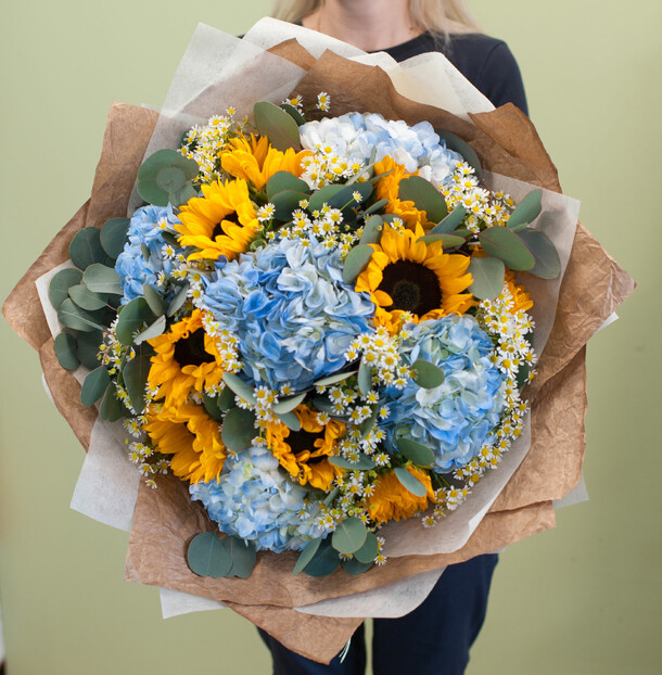 Букет цветов "летние фантазии", артикул F1193326 - 20900 рублей, доставка по городу. Flawery - доставка цветов