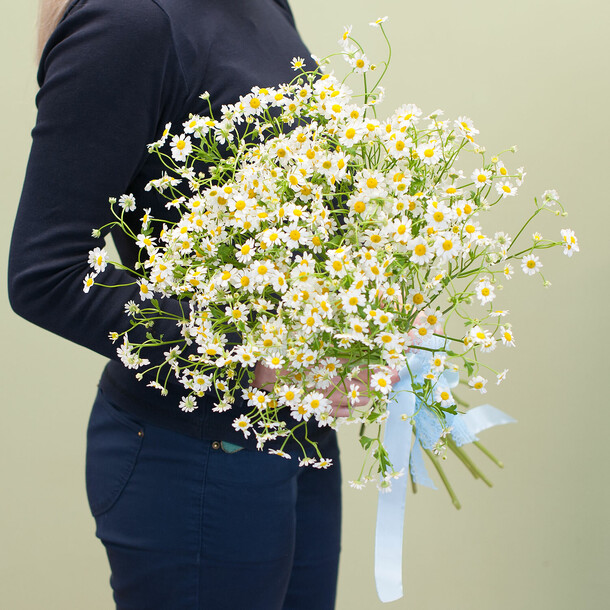 Букет цветов "букетик ромашек", артикул F1193706 - 4900 рублей, доставка по городу. Flawery - доставка цветов