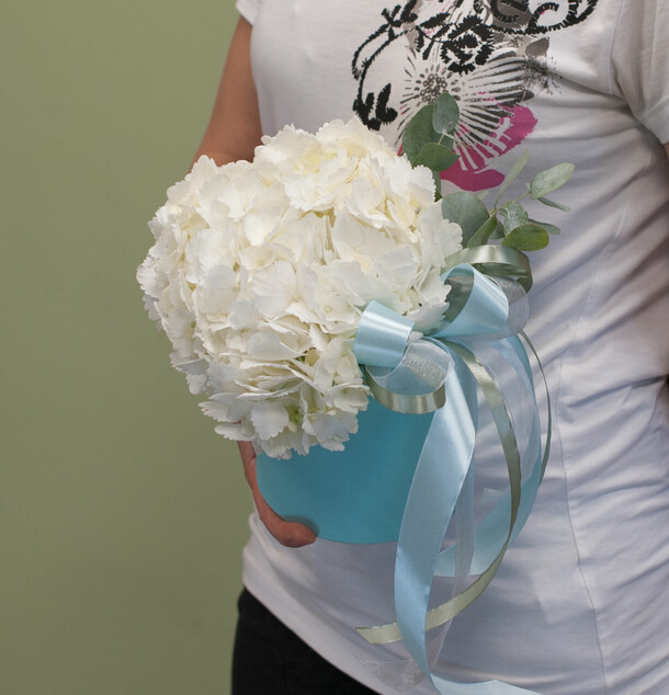 Коробка с цветами "белая гортензия", артикул F1205531 - 3000 рублей, доставка по городу. Flawery - доставка цветов