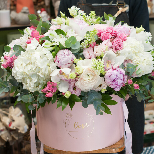 Коробка с цветами "крылья ангела", артикул F1240675 - 49900 рублей, доставка по городу. Flawery - доставка цветов