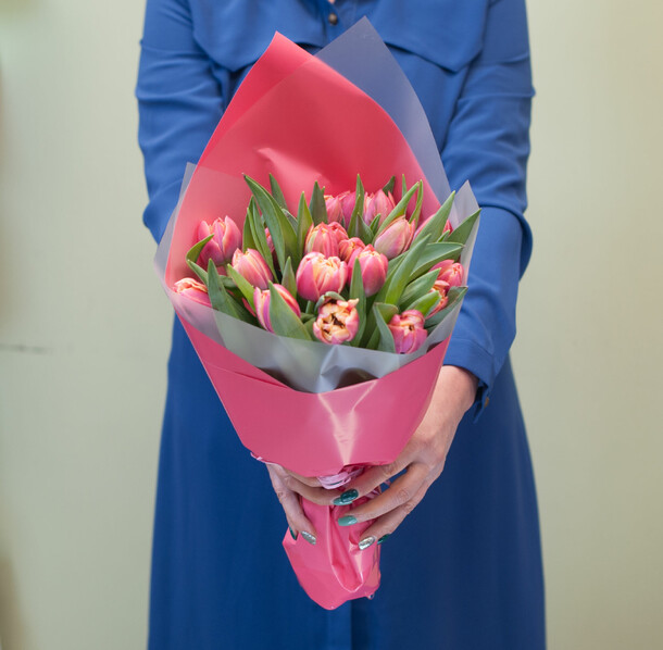 Букет тюльпанов "колумбус", артикул F1244754 - 7500 рублей, доставка по городу. Flawery - доставка цветов