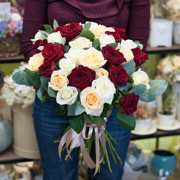 Букет цветов "розы в саду", артикул F1251185 - 11500 рублей, доставка по городу. Flawery - доставка цветов