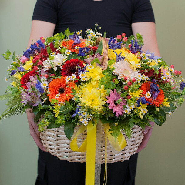 Корзина цветов "летняя", артикул F1285983 - 25500 рублей, доставка по городу. Flawery - доставка цветов