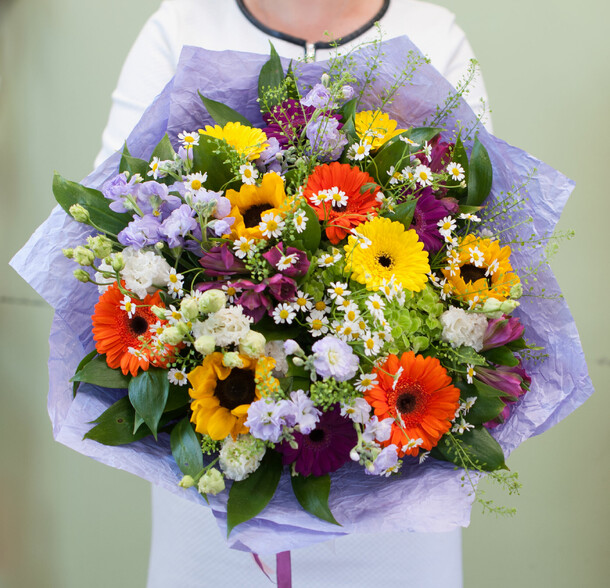 Букет цветов "теплое лето", артикул F1287963 - 11750 рублей, доставка по городу. Flawery - доставка цветов