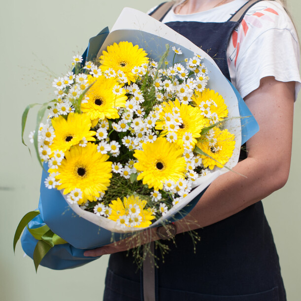 Букет цветов "солнечное лето", артикул F1294620 - 8300 рублей, доставка по городу. Flawery - доставка цветов