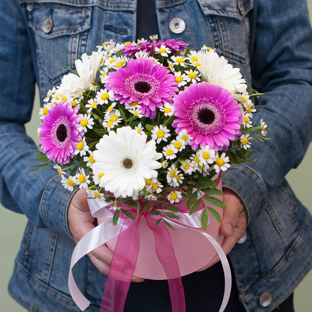 Коробка с цветами "малинка", артикул F1301331 - 5500 рублей, доставка по городу. Flawery - доставка цветов