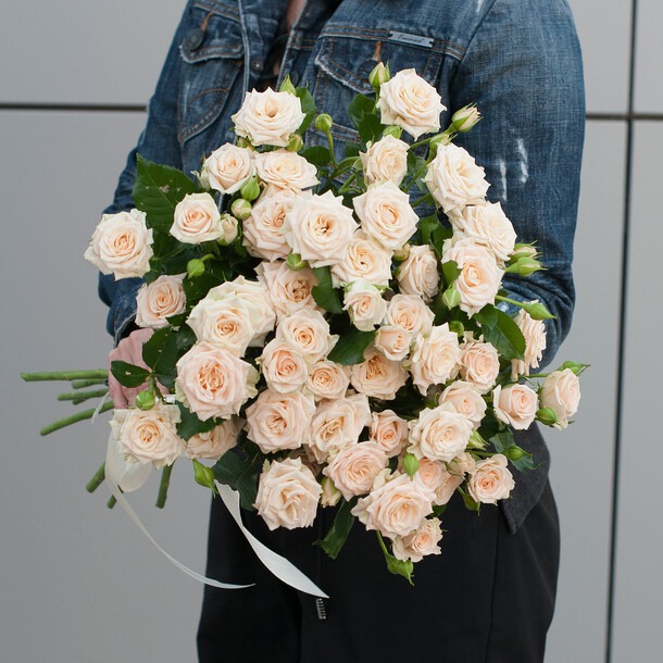 Букет "кремовые кустовые розы", артикул F1323342 - 6200 рублей, доставка по городу. Flawery - доставка цветов