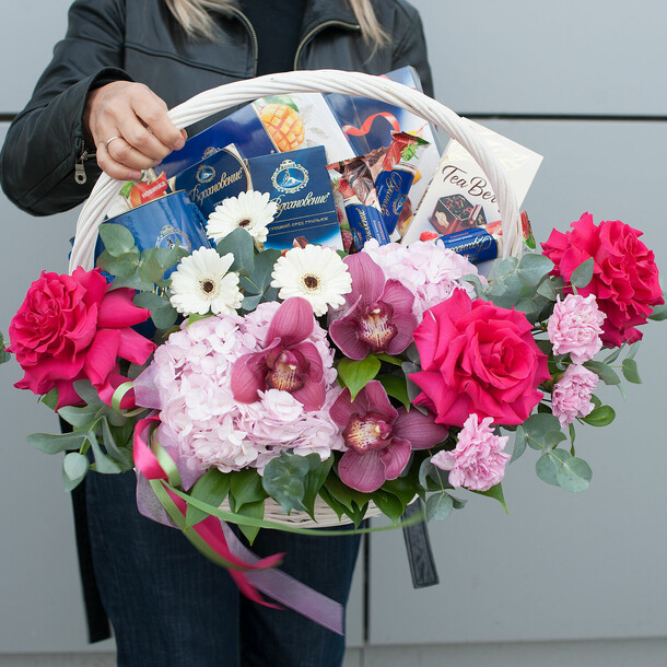 Подарочная композиция "любимое вдохновение", артикул F1331474 - 17200 рублей, доставка по городу. Flawery - доставка цветов