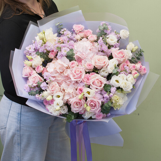 Букет цветов "нежный", артикул F1359669 - 23000 рублей, доставка по городу. Flawery - доставка цветов