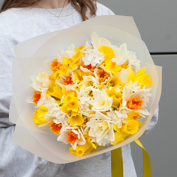 Букет нарциссов "брызги солнца", артикул F1393480 - 12700 рублей, доставка по городу. Flawery - доставка цветов