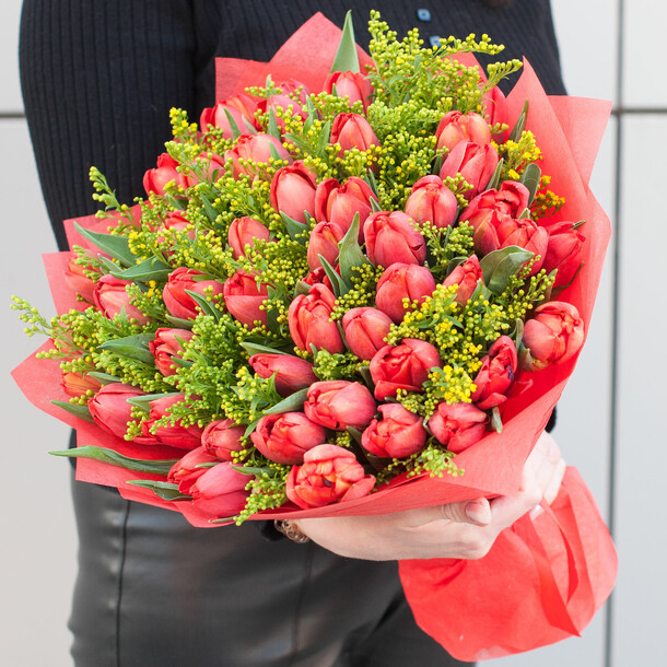 Букет из тюльпанов "весеннее солнце", артикул F1401092 - 21000 рублей, доставка по городу. Flawery - доставка цветов
