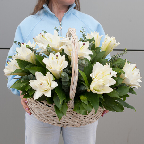 Корзина из лилий "шардонэ", артикул F1403432 - 14900 рублей, доставка по городу. Flawery - доставка цветов