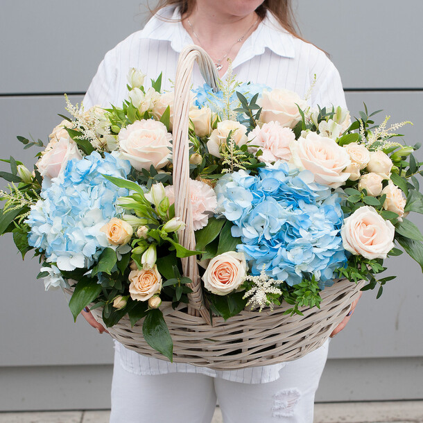 Корзина с цветами "шампейн", артикул F1434067 - 21700 рублей, доставка по городу. Flawery - доставка цветов