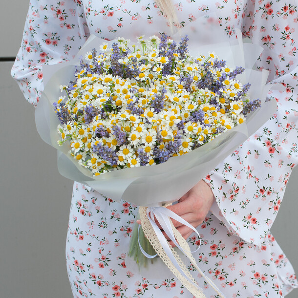 Букет цветов "лавандовое лето", артикул F1444110 - 11900 рублей, доставка по городу. Flawery - доставка цветов