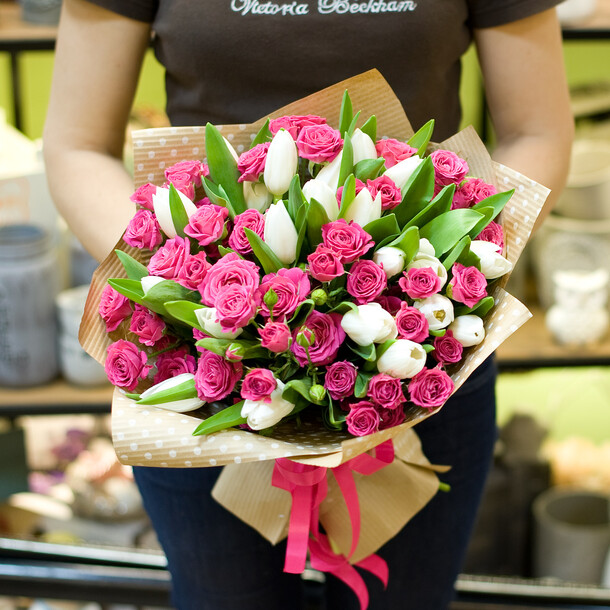 Букет из тюльпанов и кустовых роз "атлантида", артикул F14797 - 9700 рублей, доставка по городу. Flawery - доставка цветов