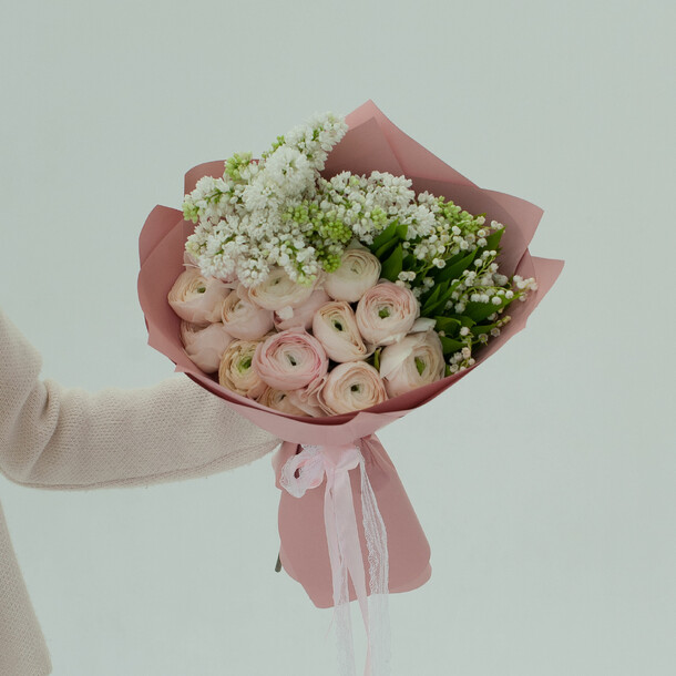 Букет из ранункулусов, сирени, ландышей "весенние брилианты", артикул F1524733 - 49900 рублей, доставка по городу. Flawery - доставка цветов