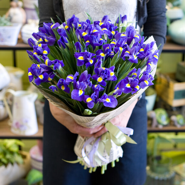 Букет ирисов (51 ирис), артикул F24559 - 11700 рублей, доставка по городу. Flawery - доставка цветов