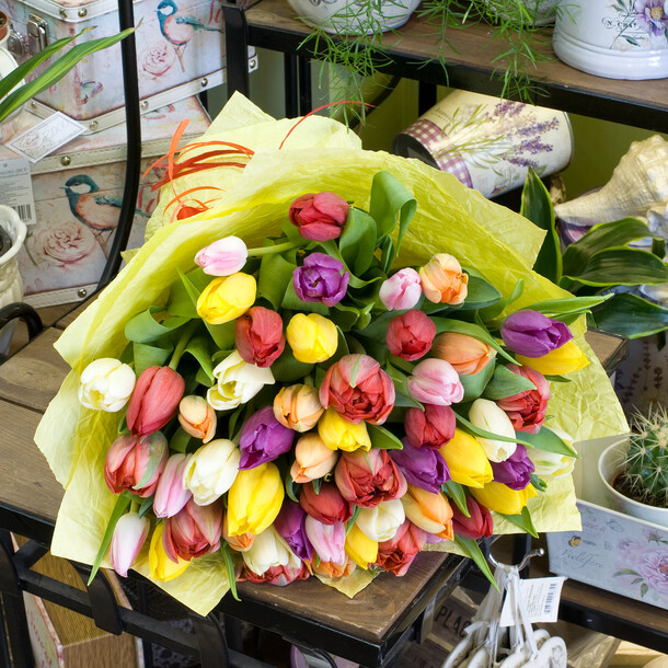 Букет тюльпанов (51 тюльпан), артикул F24561 - 14500 рублей, доставка по городу. Flawery - доставка цветов