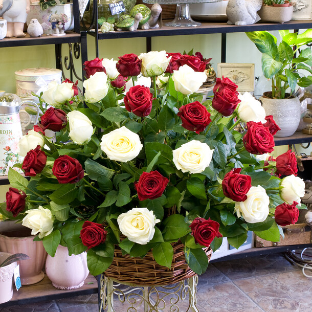 Корзина из роз (51 роза), артикул F24562 - 21000 рублей, доставка по городу. Flawery - доставка цветов