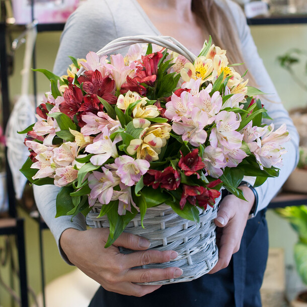 Корзина из альстромерий (19 альстромерий), артикул F24575 - 6630 рублей, доставка по городу. Flawery - доставка цветов