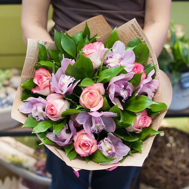 Букет из роз и орхидей джумилия, артикул F24579 - 5580 рублей, доставка по городу. Flawery - доставка цветов