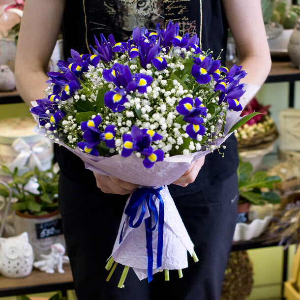 Букет из ирисов (15 ирисов), артикул F24580 - 4300 рублей, доставка по городу. Flawery - доставка цветов