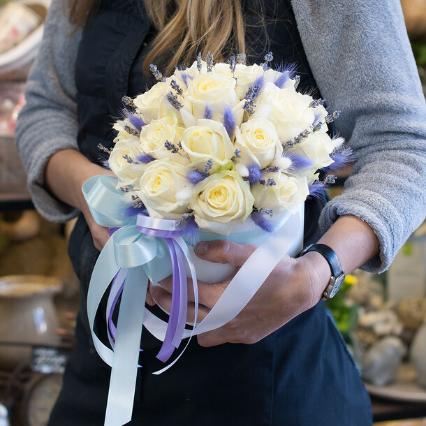 Шляпная коробка с белыми розами и сухоцветами "иней", артикул F24584 - 4900 рублей, доставка по городу. Flawery - доставка цветов