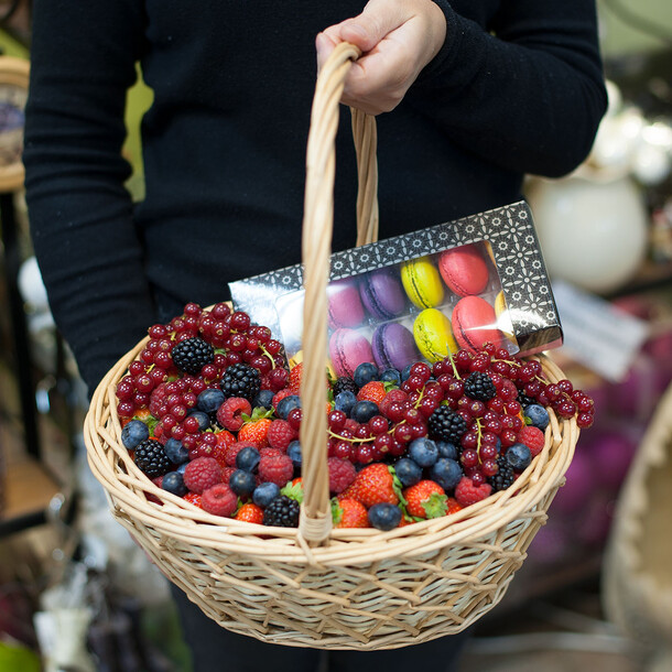 Корзина "ягоды с макарунами", артикул F24868 - 8900 рублей, доставка по городу. Flawery - доставка цветов