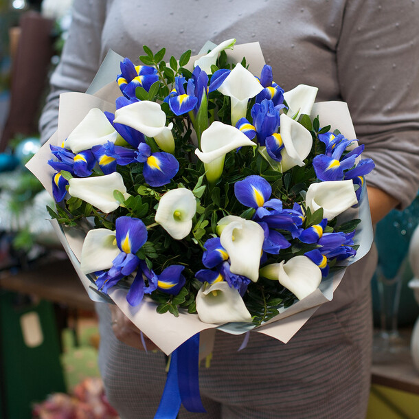 Букет из белых калл и синих ирисов "совершенство", артикул F25106 - 19500 рублей, доставка по городу. Flawery - доставка цветов