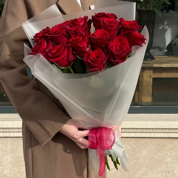 Букет классических красных роз, артикул F1376492 - 5900 рублей, доставка по городу. Flawery - доставка цветов