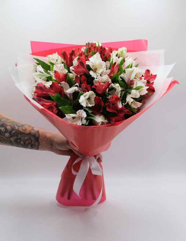 Белое и красное, артикул F1353299 - 4150 рублей, доставка по городу. Flawery - доставка цветов