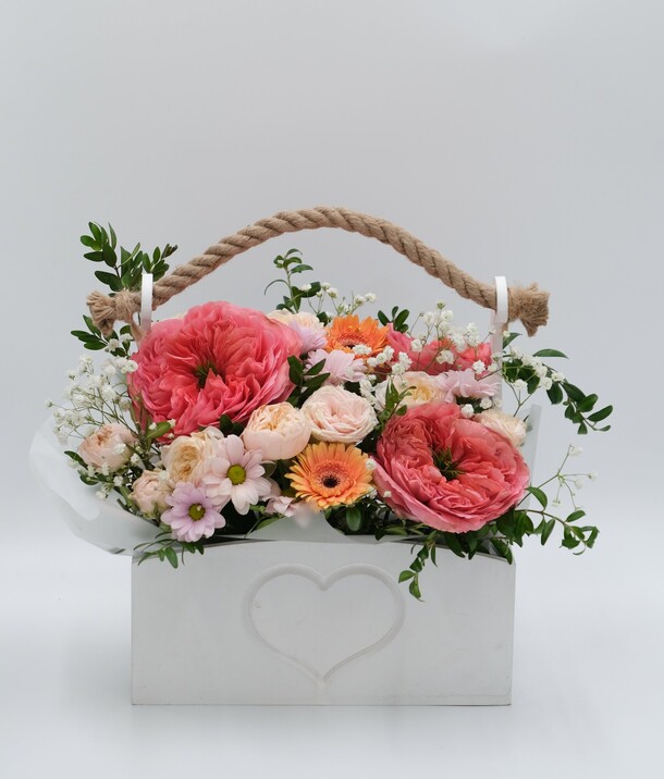 Композиция в ящике, артикул F1353383 - 4950 рублей, доставка по городу. Flawery - доставка цветов