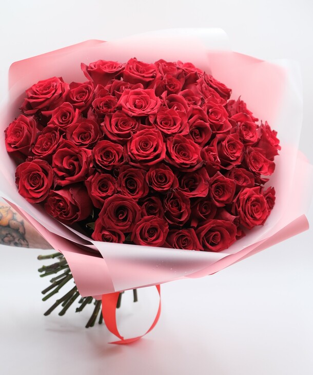 Букет из 51 розы, артикул F1353391 - 12990 рублей, доставка по городу. Flawery - доставка цветов