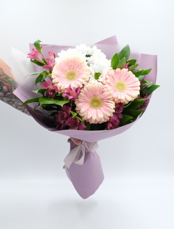 Букет гербера с альстромерией, артикул F1353476 - 2750 рублей, доставка по городу. Flawery - доставка цветов