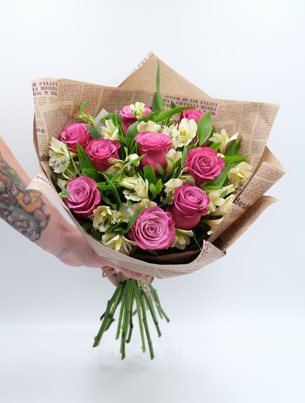 Розы в крафте, артикул F1353489 - 2890 рублей, доставка по городу. Flawery - доставка цветов