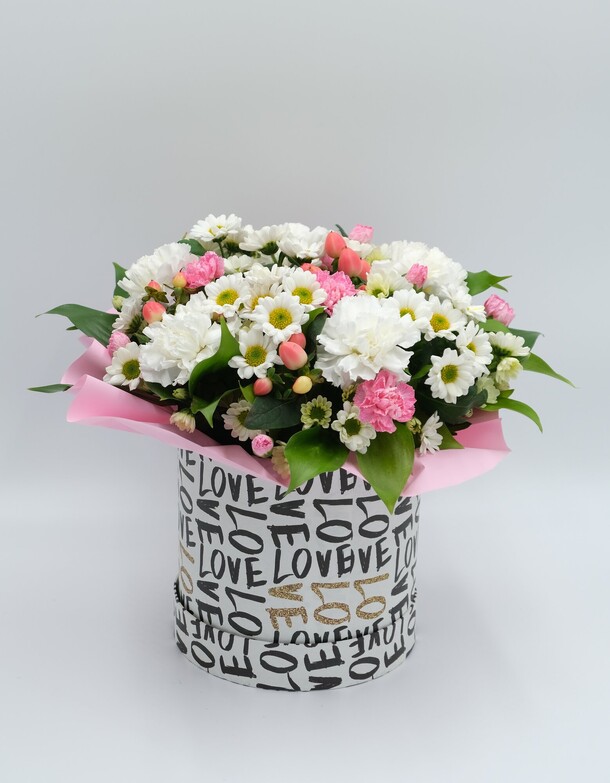 Цветы в коробке, артикул F1353495 - 3420 рублей, доставка по городу. Flawery - доставка цветов