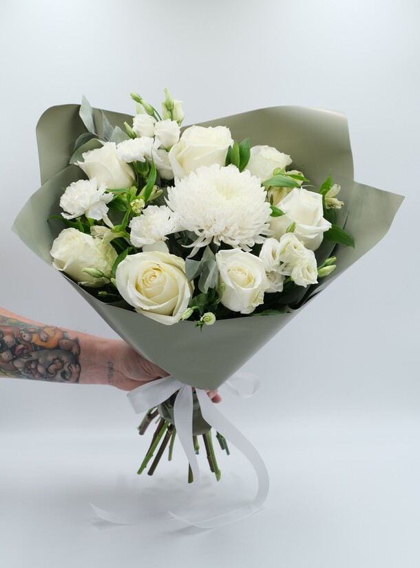 Букет из роз с диантусами, артикул F1353496 - 4050 рублей, доставка по городу. Flawery - доставка цветов