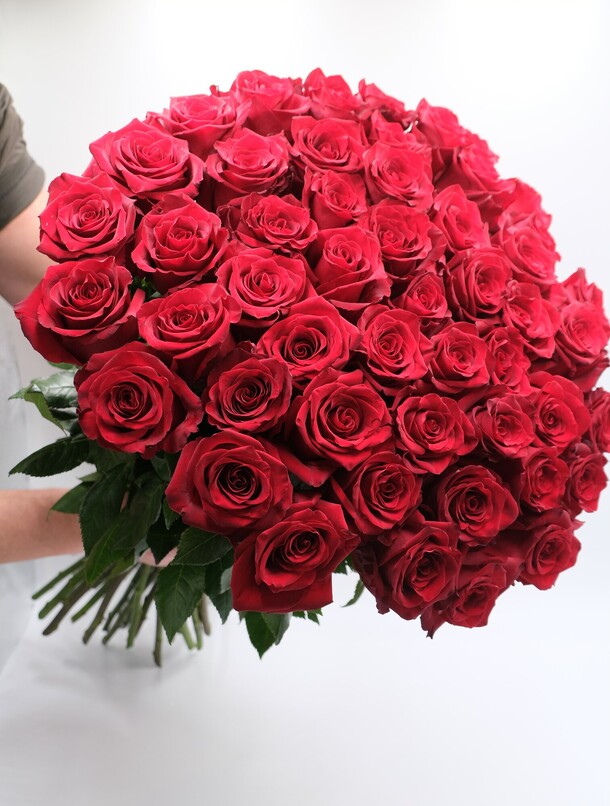Букет из 51 розы, артикул F1353500 - 18000 рублей, доставка по городу. Flawery - доставка цветов