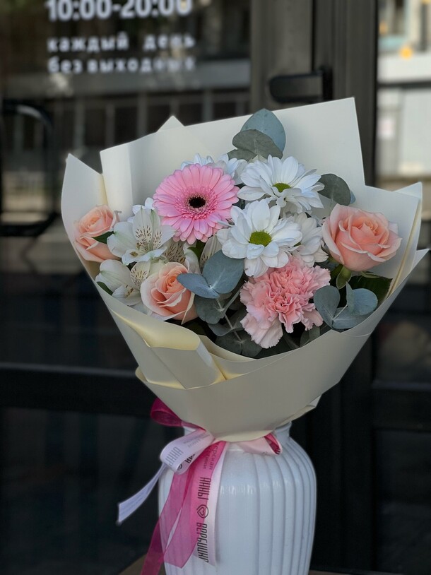 Букет №10, артикул F1353690 - 3800 рублей, доставка по городу. Flawery - доставка цветов