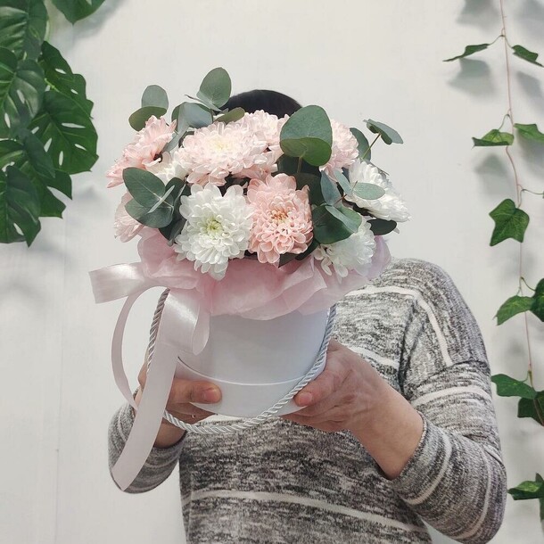 Воздушный букет хризантем и эвкалипт в шляпной коробке, артикул F1358462 - 4091 рублей, доставка по городу. Flawery - доставка цветов