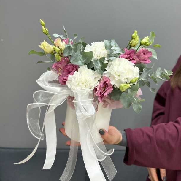 Бокс с эустомой и ажурными диантусами, артикул F1358496 - 6091 рублей, доставка по городу. Flawery - доставка цветов