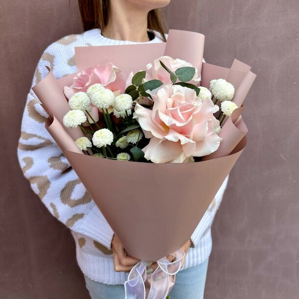 Французские розы с хризантемой, артикул F1358498 - 3936 рублей, доставка по городу. Flawery - доставка цветов