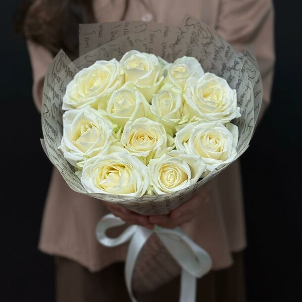 Белые розы «аваланж», артикул F1358513 - 5636 рублей, доставка по городу. Flawery - доставка цветов