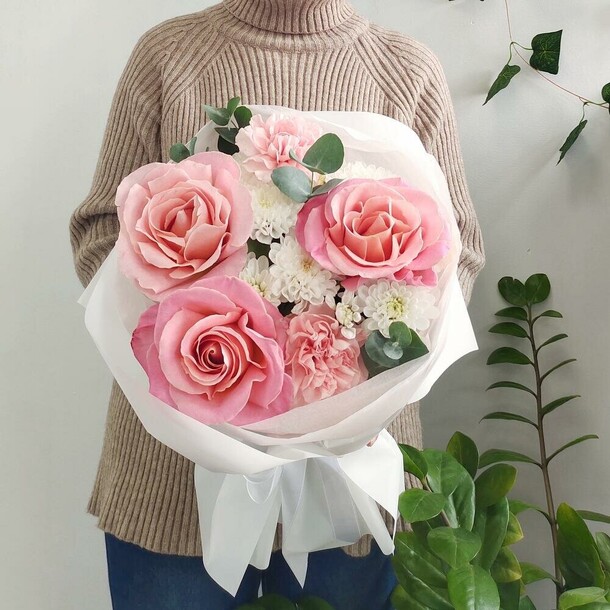 Нежный букет с французскими розами, диантусами, эвкалиптом и хризантема, артикул F1358546 - 4000 рублей, доставка по городу. Flawery - доставка цветов