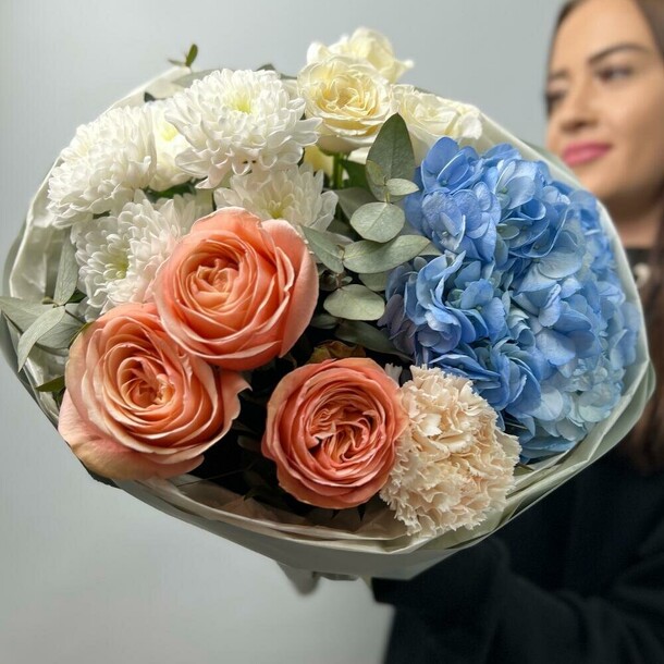 Голубая гортензия и персиковые пионовидные розы с диантусом, артикул F1358552 - 5455 рублей, доставка по городу. Flawery - доставка цветов