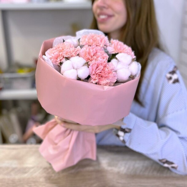 Розовая мечта. Букет «пардон, мадам» 830 из стойких диантусов и мягкого хлопка, артикул F1358562 - 3364 рублей, доставка по городу. Flawery - доставка цветов