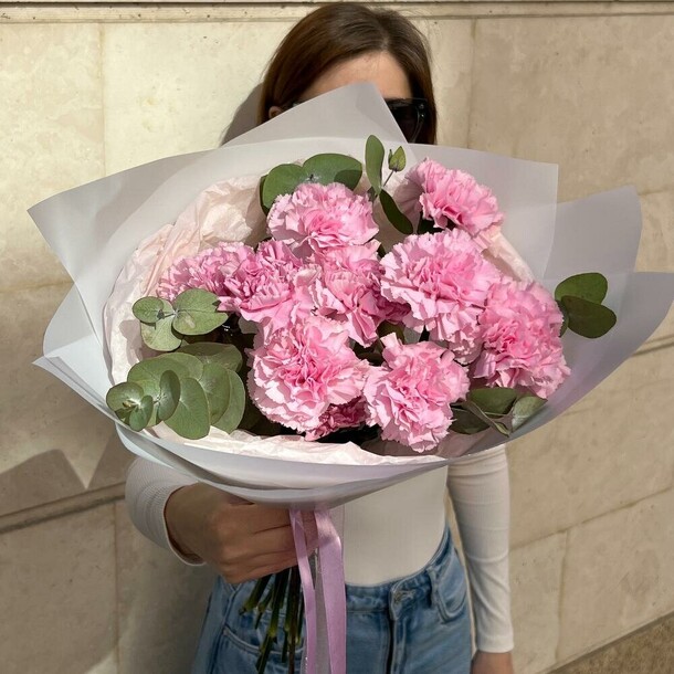 Нежный букет в сиреневом оттенке с эвкалиптом, артикул F1358567 - 4455 рублей, доставка по городу. Flawery - доставка цветов